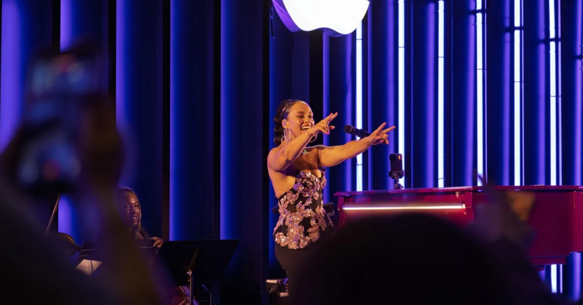 Alicia Keys, Apple Grand Central'da 50. yıl dönümü etkinliği için sahne aldı
