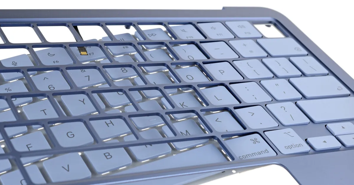 iFixit, yeni MacBook Neo'yu inceledi ve gördüklerinden (çoğunlukla) memnun kaldı