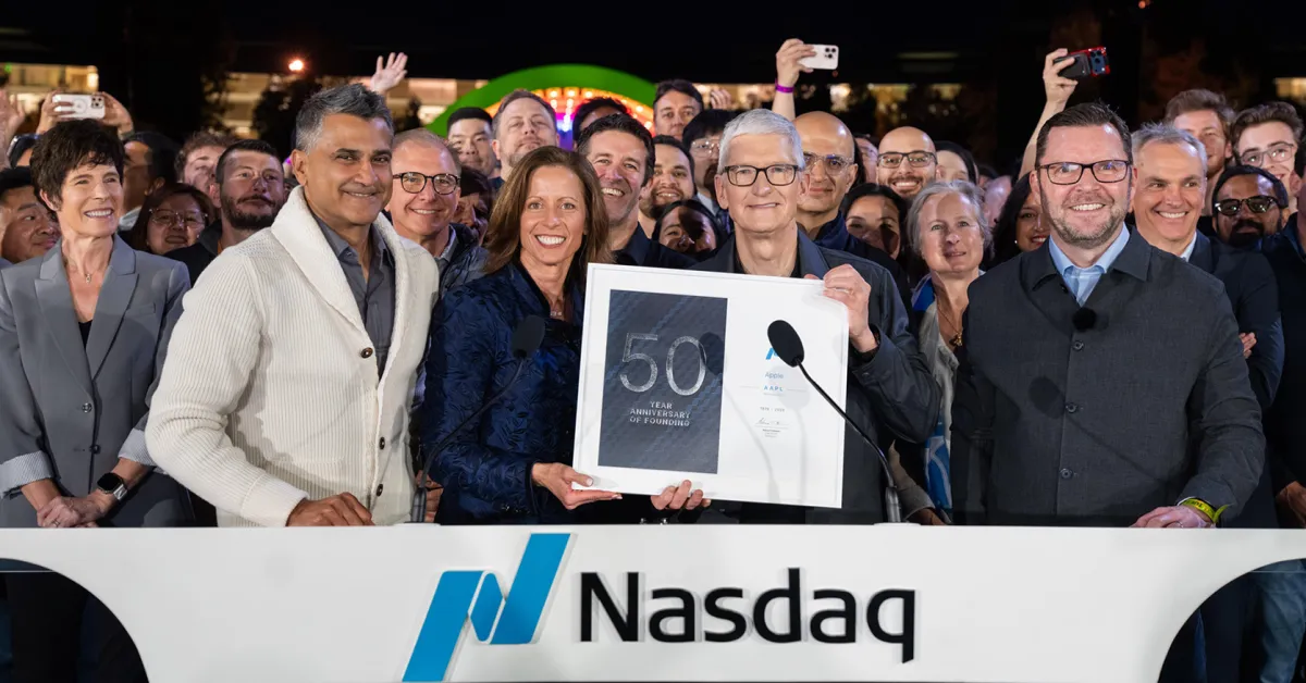 Tim Cook, Apple’ın 50. Yılı Kutlamaları Kapsamında Nasdaq Açılış Zilini Çaldı